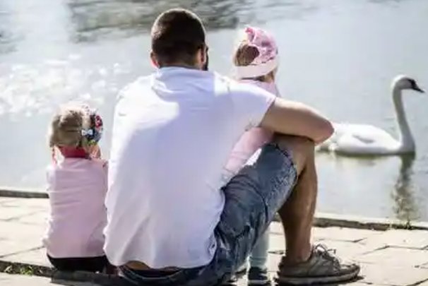 因爸爸不让玩,女儿抽泣控诉压力大!如此大的压力会对孩子的身心有影响吗?