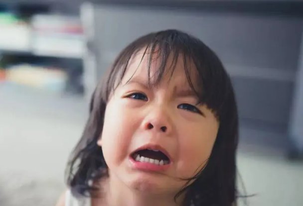 因爸爸不让玩，女儿抽泣控诉压力大！如此大的压力会对孩子的身心有影响吗？