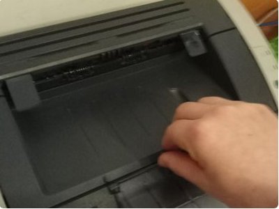 如何给打印机添加墨粉？