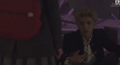 谁能告诉我EXO《狼与美女》(Wolf)MV剧情版主要讲的是什么样的故事？？谢谢谢谢～