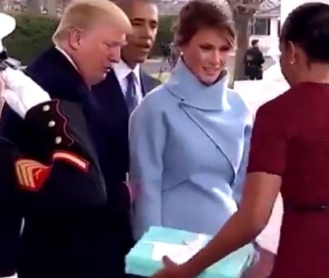 如何看待网上疯传的奥巴马扔掉特朗普夫人送的礼物