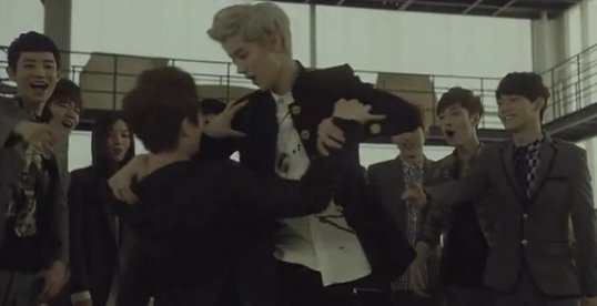 谁能告诉我EXO《狼与美女》(Wolf)MV剧情版主要讲的是什么样的故事？？谢谢谢谢～