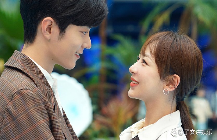 肖战和杨紫官宣结婚，联合发布婚礼邀请函，你怎么看呢？