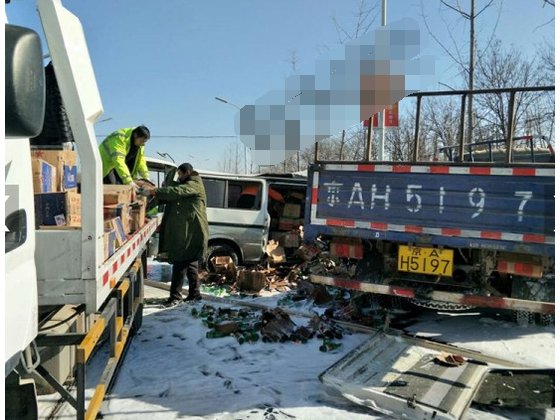 金杯车满载二锅头撞上货车有伤亡吗?