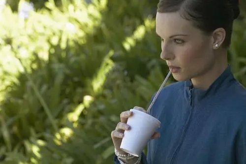 梅丽莎咬吸管是哪个电影