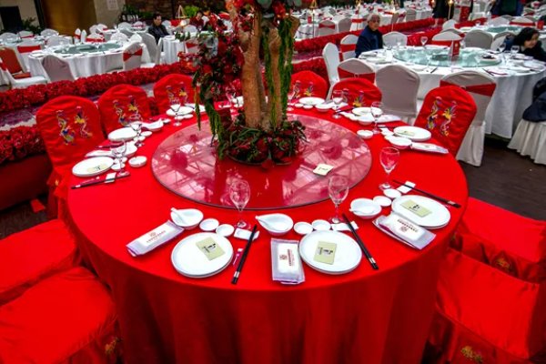 商丘一婚礼现场放录播仪式新人台下吃席,这样的婚礼有着怎样的意义?