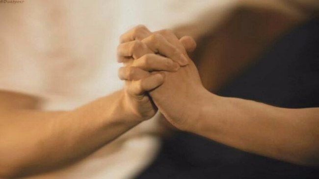 十指相扣代表什么意思？