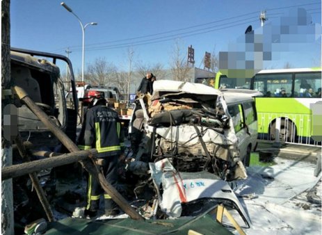 金杯车满载二锅头撞上货车有伤亡吗?