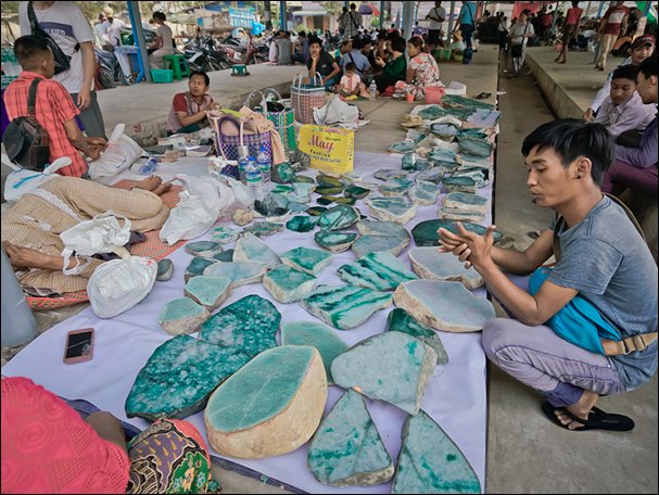 批发翡翠原石批发市场在哪里
