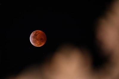 一场特殊的月全食即将登场，超级红月亮这种异象是怎么形成的？