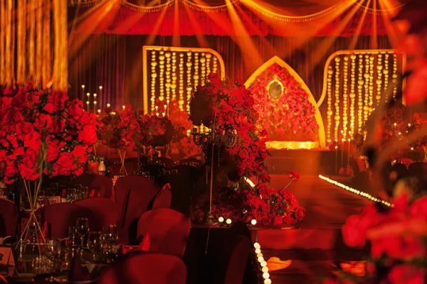 商丘一婚礼现场放录播仪式新人台下吃席，这样的婚礼有着怎样的意义？