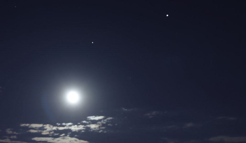 双星拌月是什么意思