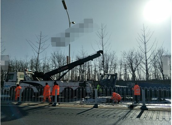 金杯车满载二锅头撞上货车有伤亡吗?