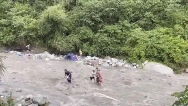四川彭州一河道突发山洪多人被冲走,遇到自然灾害该如何逃生?