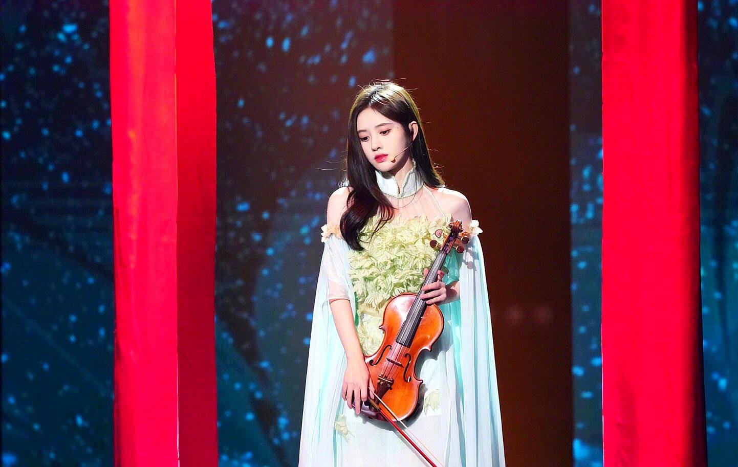 都说央视被称为最强“卸妆水”，那被称为“四千年美女”的鞠婧祎扛过了吗？