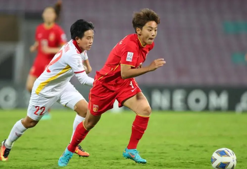 女足王霜年薪多少