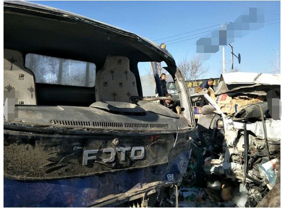 金杯车满载二锅头撞上货车有伤亡吗?