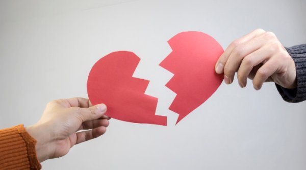 对一个人又爱又恨怎么办