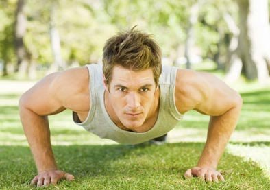 趴在地上尽靠双手支撑起身体的动作叫什么名字