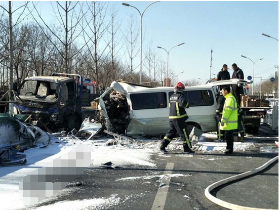 金杯车满载二锅头撞上货车有伤亡吗？