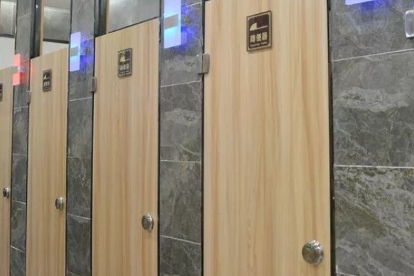 家里厕所的门是封闭的，为什么公共厕所的门下边要空一截呢？