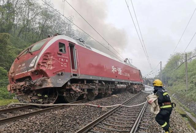 大秦线火车脱线前司机跳车受轻伤，火车脱轨该如何紧急避险？