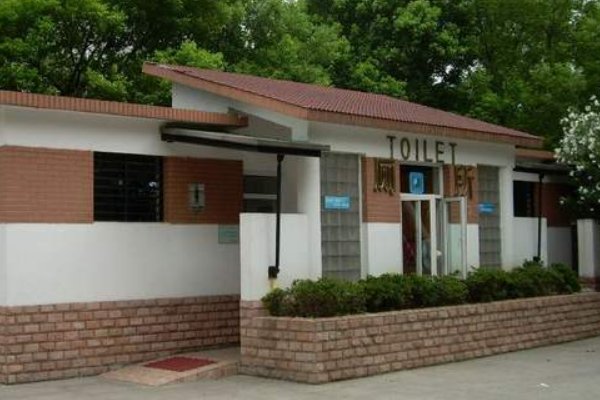 家里厕所的门是封闭的，为什么公共厕所的门下边要空一截呢？