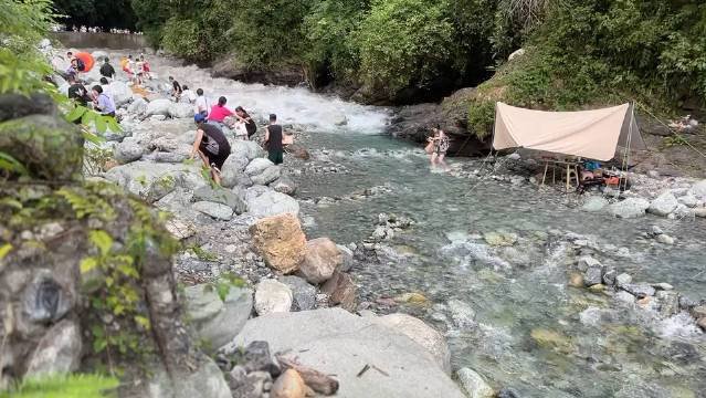 四川彭州一河道突发山洪多人被冲走,遇到自然灾害该如何逃生?