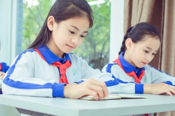 花天酒地的意思和反义词