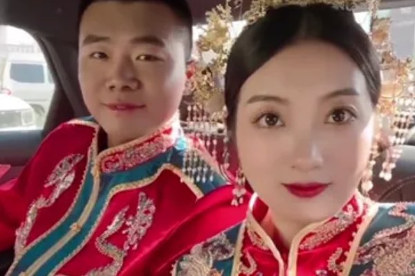 商丘一婚礼现场放录播仪式新人台下吃席,这样的婚礼有着怎样的意义?