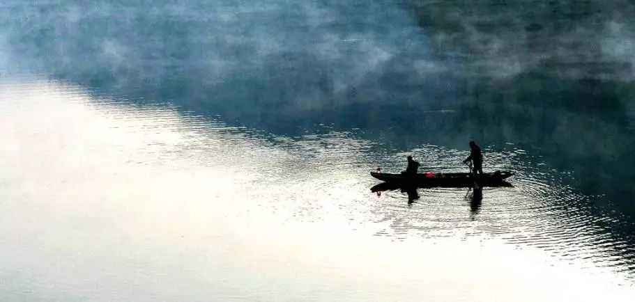 “天之涯，地之角，知交半零落。一壶浊酒尽余欢，今宵别梦寒。”是什么意思？