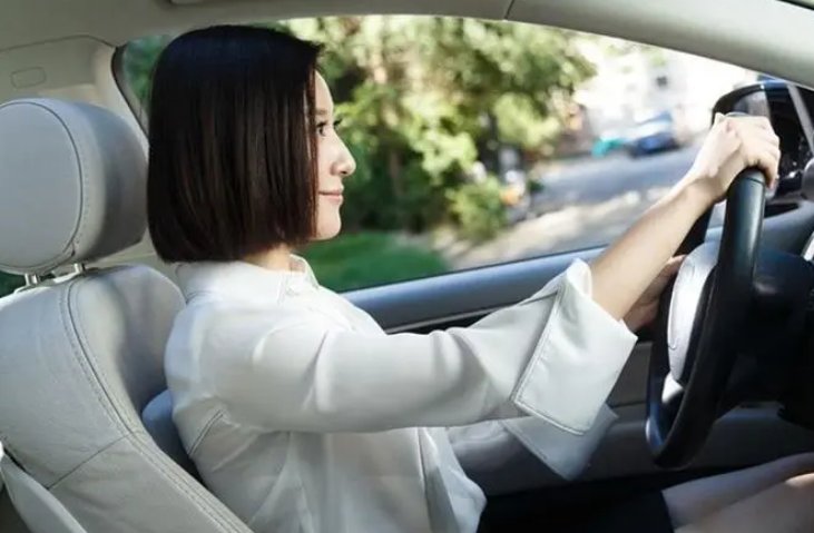 描写开车过程的作文200字左右？