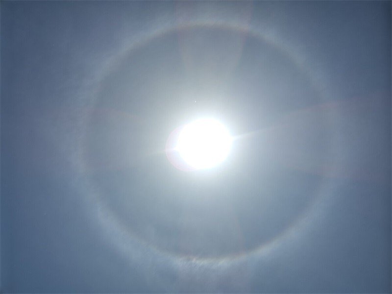 太阳周围出现的彩虹是怎样形成的？