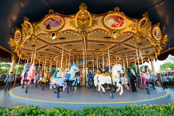 坐木马突出的木棒上的人物