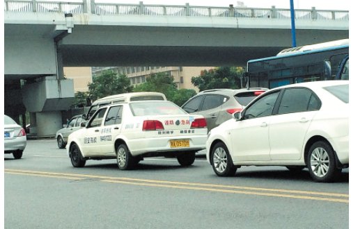 我没有驾驶证，在没人的空地上练车，违法吗