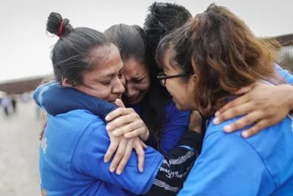 相拥而泣的意思