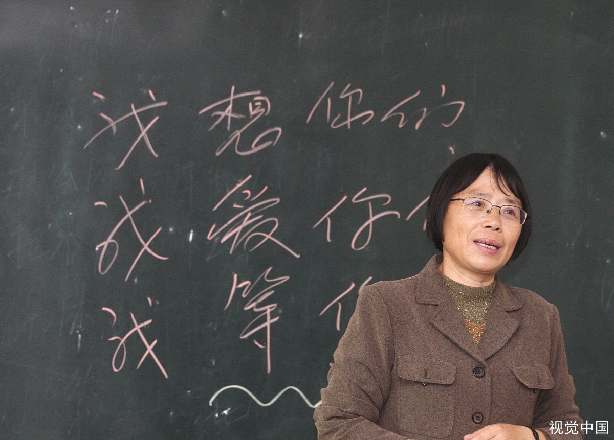 张桂梅老师肩靠演《江姐》的孙少兰老师肩上，她们的身上有何共性？