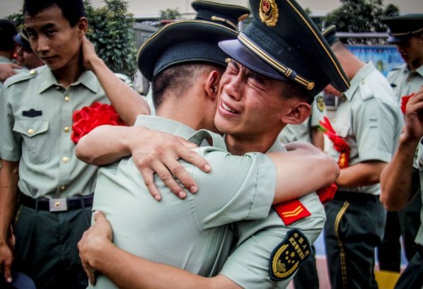 相拥而泣的意思