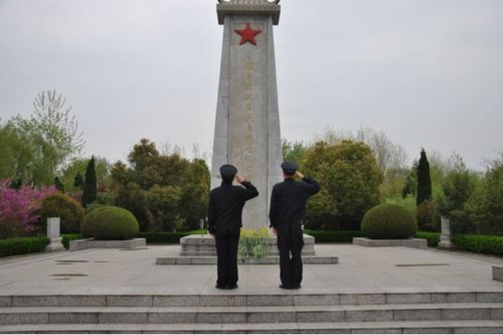 缅怀烈士的诗句