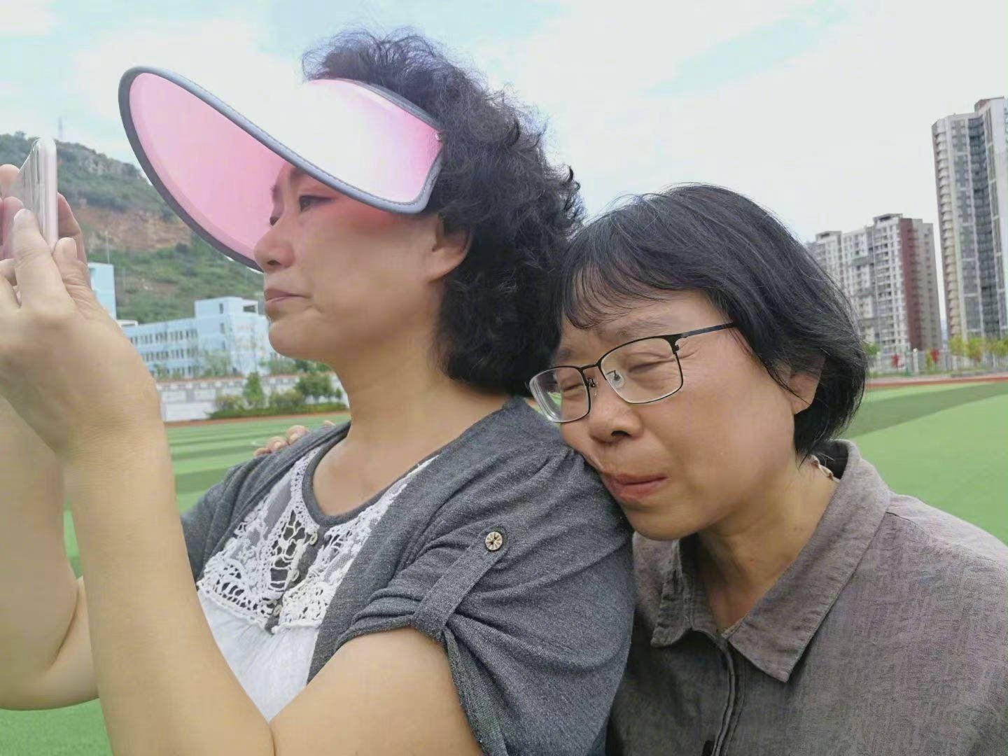 张桂梅老师肩靠演《江姐》的孙少兰老师肩上，她们的身上有何共性？