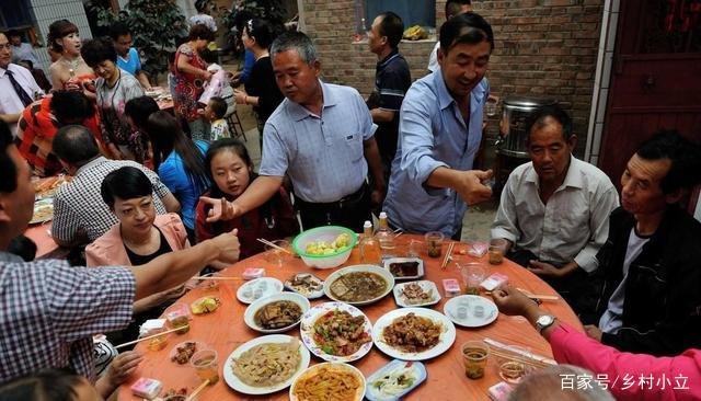 曾经讲究“人到礼到”，为何现在农村宴席变成“礼到人不到”了？
