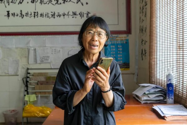 老师的一双手是怎样的