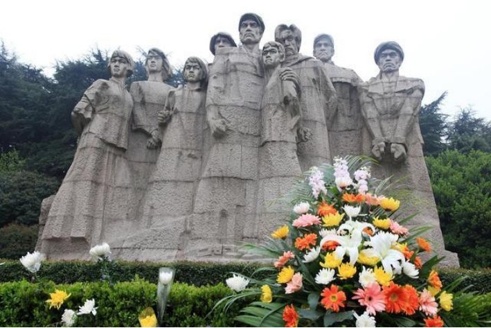 缅怀烈士的诗句