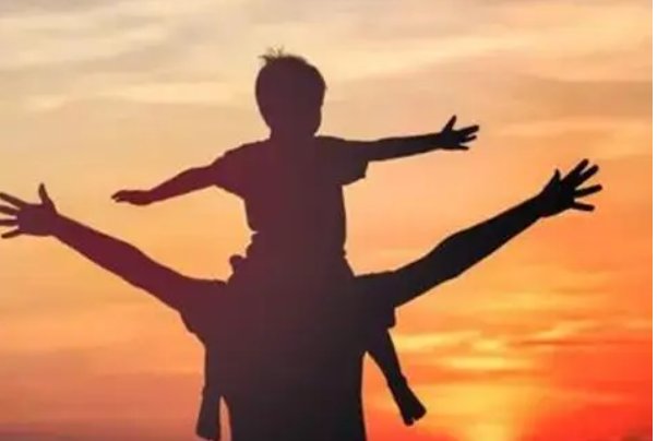 围绕爸爸在哪,哪儿就是幸福的家中心的作文