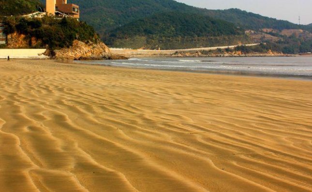 沙滩又（）又（）。