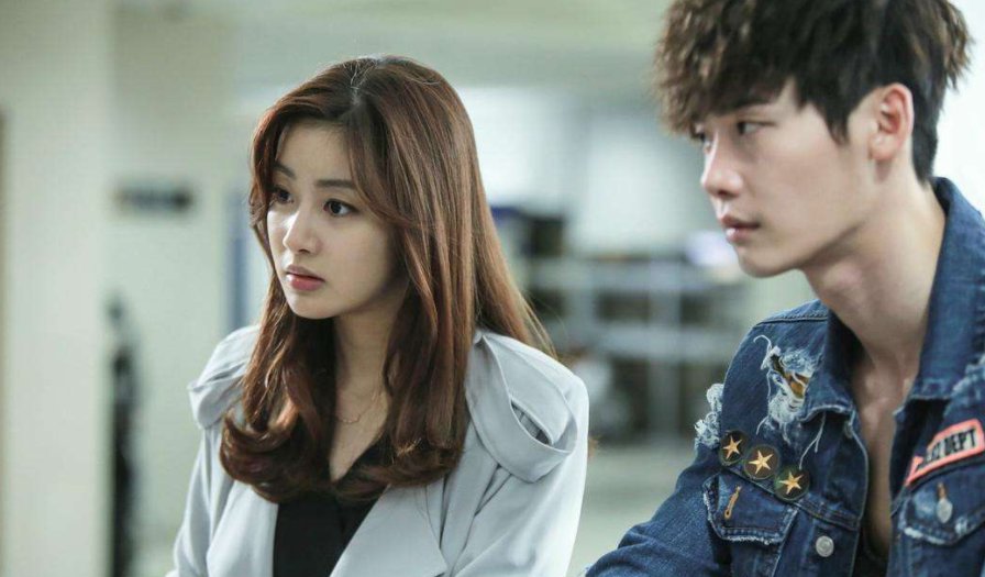 Doctor异乡人里面的宋在熙不是坠桥而死么，朴勋怎么还一直找她？