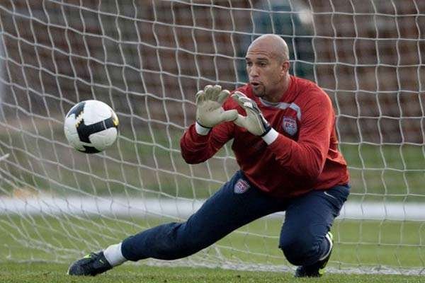 门将得红牌下场后该谁上场？