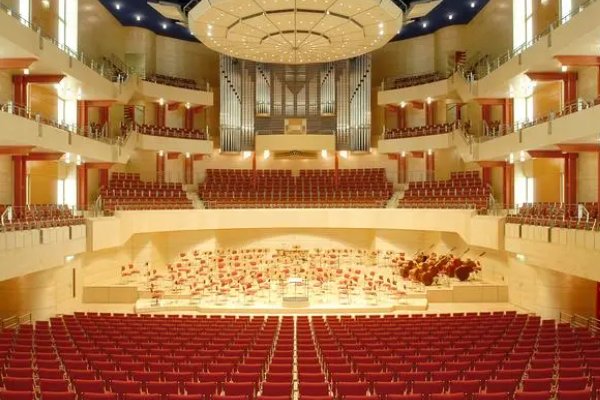 辽阔的音乐厅还是宽阔的音乐厅