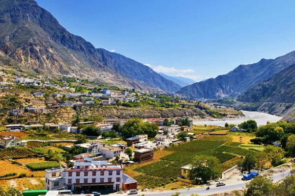 德钦县海拔多少米