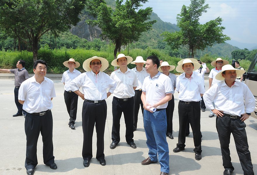 李容根的个人简历